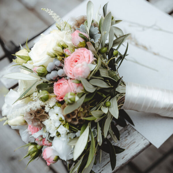 The Ultimate Guide to Choosing Wedding Flowers: Tips and Trends